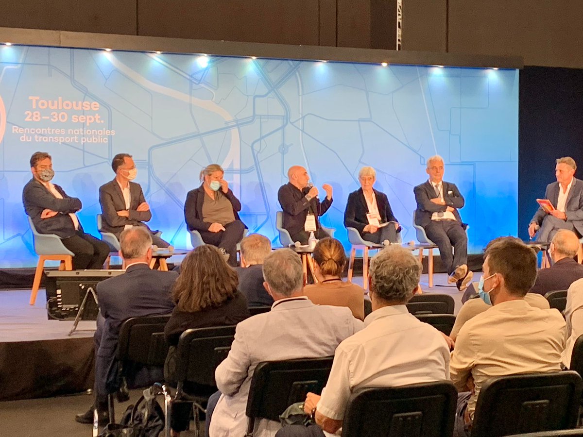 📢 Grande annonce de <a href="/PierreSerne/">Pierre Serne 🌻 🌊</a> à l’occasion de la plénière d’ouverture du @VillesCyclables : "Au-delà du vélo, c’est l’ensemble des mobilités actives qui sont en pleine ébullition. À l’unanimité, le Club a décidé de changer de nom pour y intégrer la marche"🚶