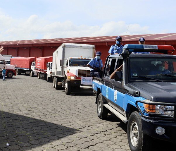 salvadorVang's tweet photo. Sale caravana con refuerzo de merienda escolar para 15 municipios afectados por huracanes del 2020; reciben desayuno y almuerzo escolar, también se transportan  dátiles que aportan calorías y vitaminas para estudiantes de 50 municipios del país https://t.co/8a0SdktrxC