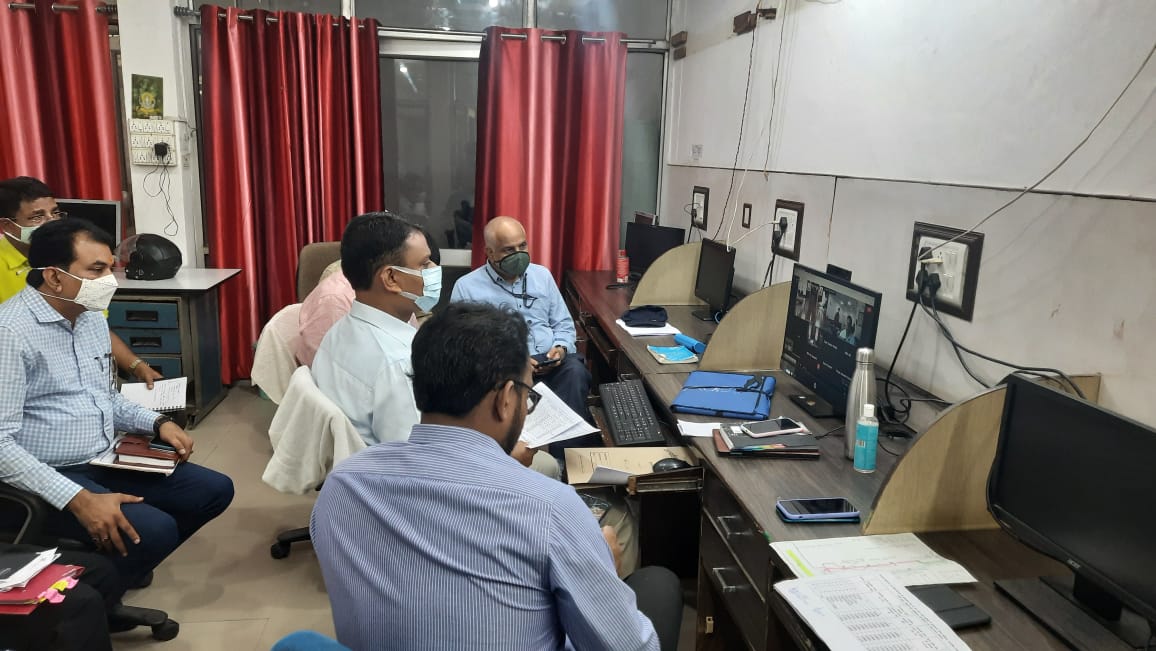 dm_kushinagar's tweet photo. कुशीनगर अंर्तराष्ट्रीय एयरपोर्ट के संदर्भ में उच्चाधिकारियों के साथ वीडियो कॉन्फ्रेंसिंग बैठक में भाग लेते जिलाधिकारी।
@CMOfficeUP 
@UPGovt 
@InfoUPFactCheck 
@InfoDeptUP https://t.co/9Ul1DMbQRt