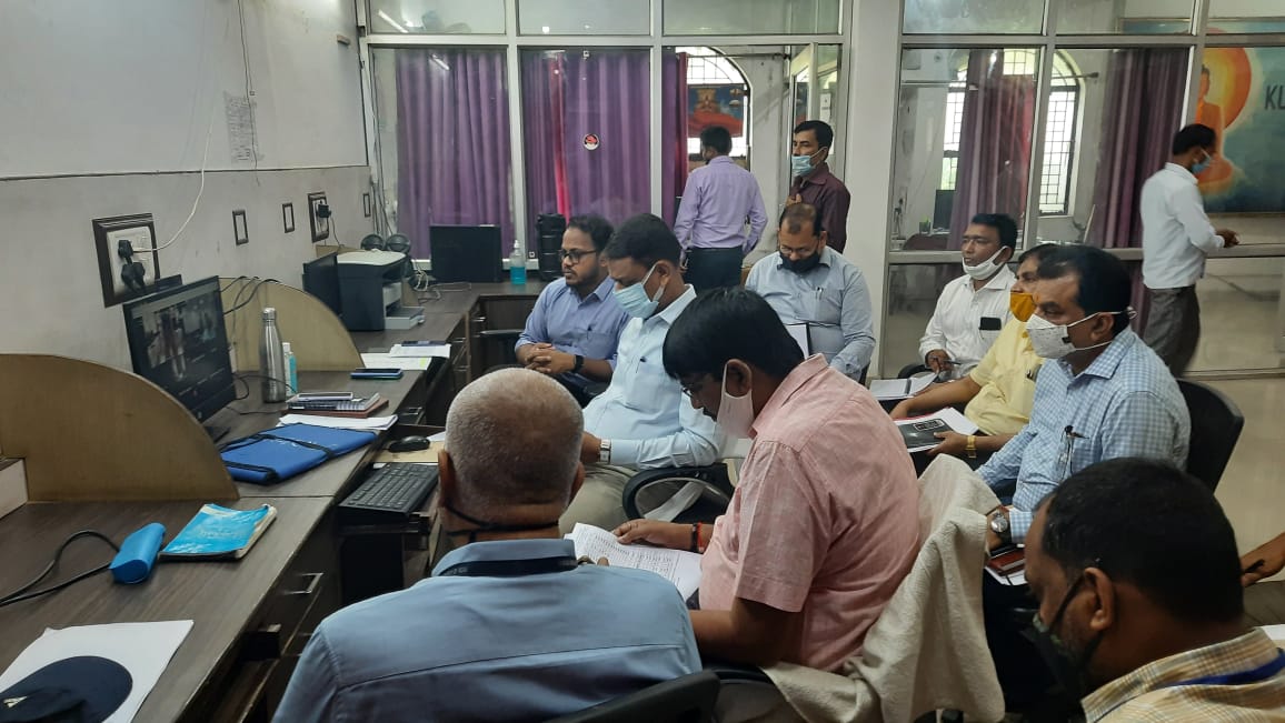 dm_kushinagar's tweet photo. कुशीनगर अंर्तराष्ट्रीय एयरपोर्ट के संदर्भ में उच्चाधिकारियों के साथ वीडियो कॉन्फ्रेंसिंग बैठक में भाग लेते जिलाधिकारी।
@CMOfficeUP 
@UPGovt 
@InfoUPFactCheck 
@InfoDeptUP https://t.co/9Ul1DMbQRt