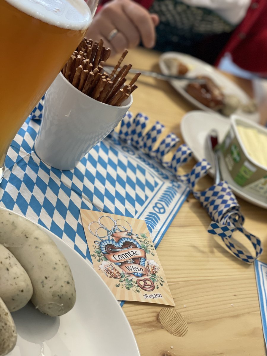 conntac_net's tweet photo. Es gibt Neuigkeiten, die es zu feiern gilt!🎉 Wir haben heute bei unserer Conntac #Wiesn (natürlich mit 3G-Regel) auf unsere Neuzugänge angestoßen. Nikolaj ist nun in Vollzeit bei uns, während Linda, Max und Mathias mittlerweile ihr Praxissemester bei uns absolvieren. Prost!🥨 https://t.co/bdlIMPaUbj