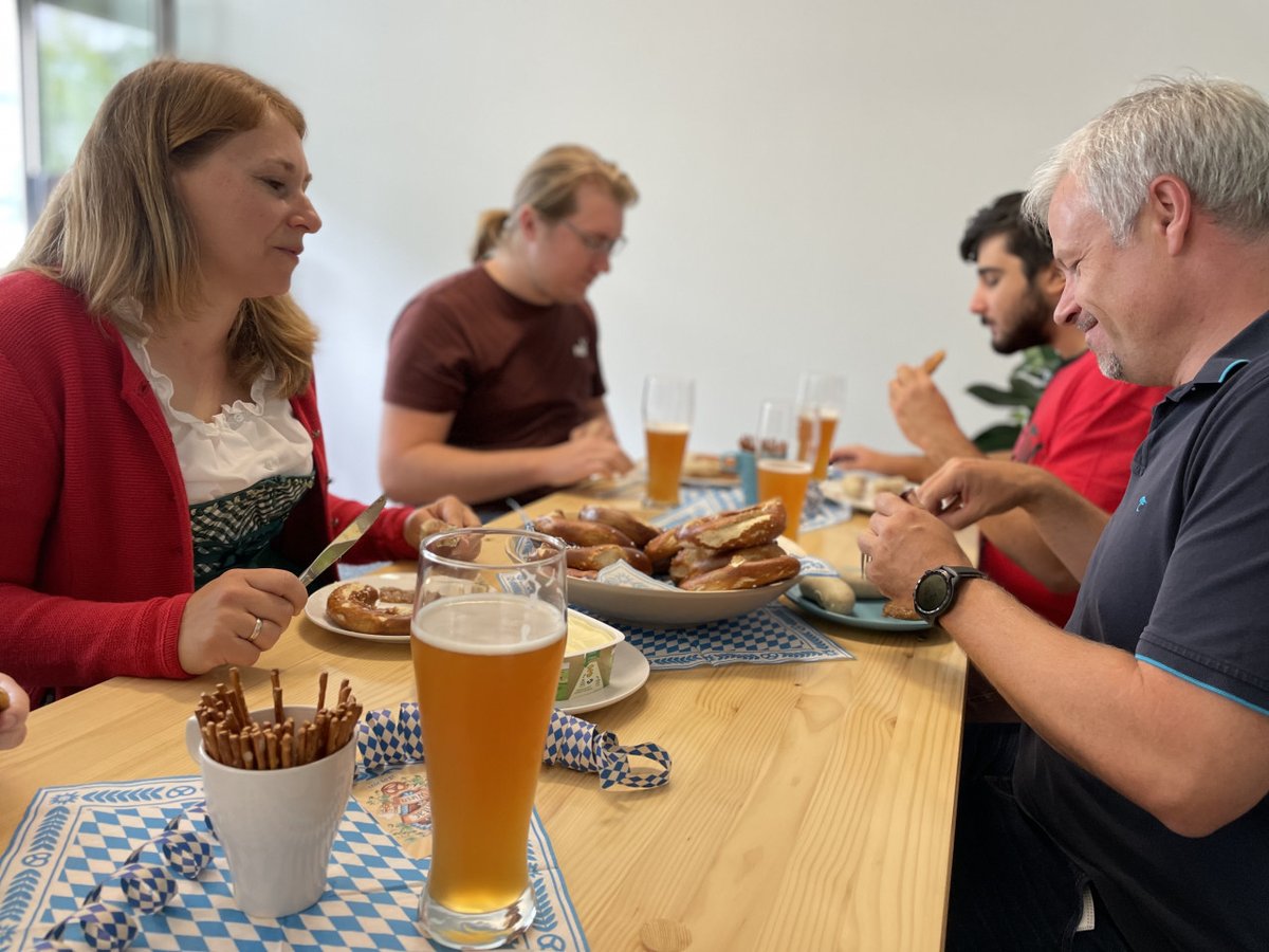 conntac_net's tweet photo. Es gibt Neuigkeiten, die es zu feiern gilt!🎉 Wir haben heute bei unserer Conntac #Wiesn (natürlich mit 3G-Regel) auf unsere Neuzugänge angestoßen. Nikolaj ist nun in Vollzeit bei uns, während Linda, Max und Mathias mittlerweile ihr Praxissemester bei uns absolvieren. Prost!🥨 https://t.co/bdlIMPaUbj