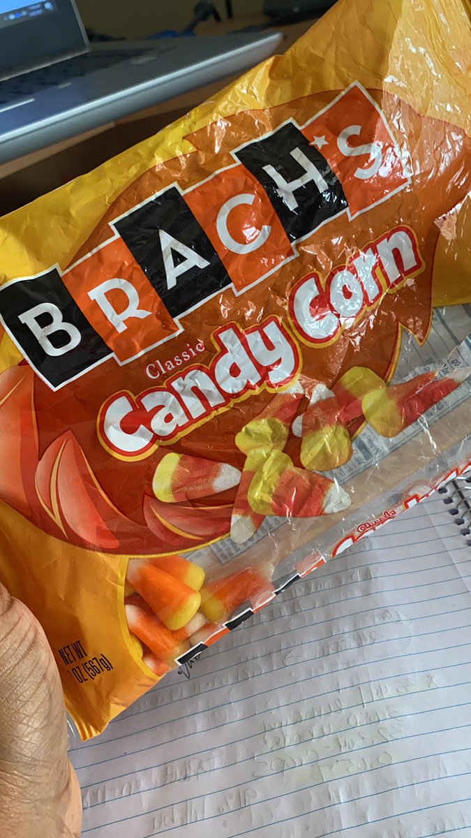Ms_Neshie's tweet image. Candy corn, you either like em’ or hate em’ #fallcandy #sweetcandlewax 😆