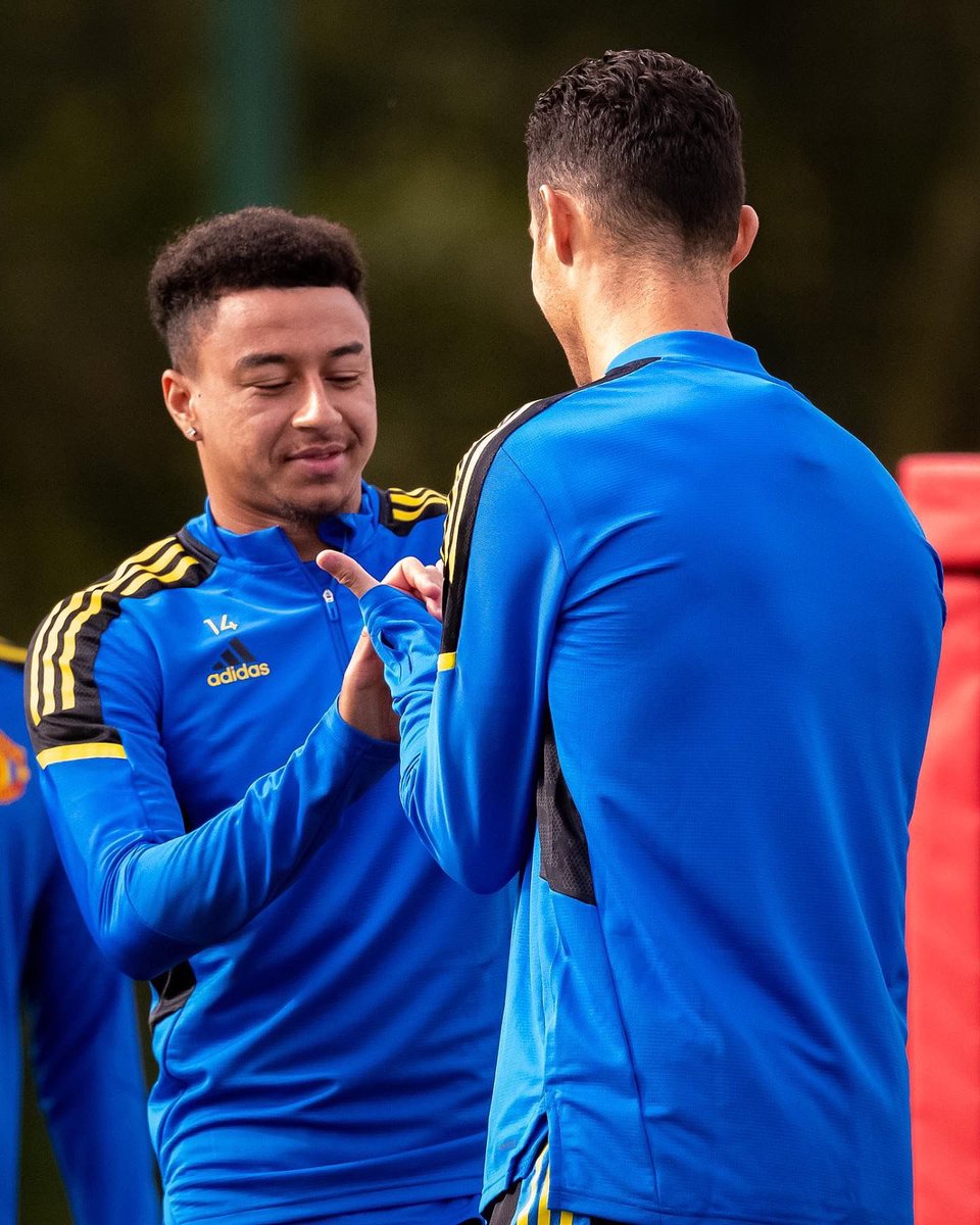 JesseLingard's tweet photo. Everyone can use a helping hand…we got there in the end 😅🤝#Jlingz https://t.co/LjvSGvehMK