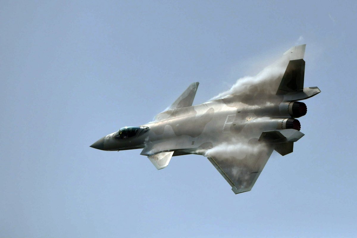 TheLinkOnCGTN's tweet photo. China's largest airshow is underway in the southern city of #Zhuhai. The Chinese air force is displaying some of its most advanced weaponry and equipments. Last year's Airshow China was postponed due to the coronavirus. #AIRSHOWCHINA https://t.co/Ljp3gyHcez