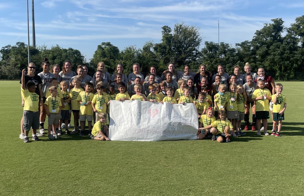 Thank you to these awesome first graders who came out to practice today! We loved the sign you made us! 

#Gamecocks🤙