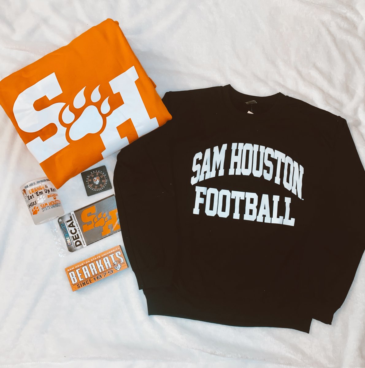barefoothville's tweet photo. Lets 🍃fall 🍃 into the school spirit with a #Barefootsixpack giveaway!! Want to win this cozy 6 pack? Here's how!! 
 🍂LIKE
 🍂FOLLOW
 🍂RETWEET
 
Winner will be announced Friday 10/1! https://t.co/3YmfgL5rJa