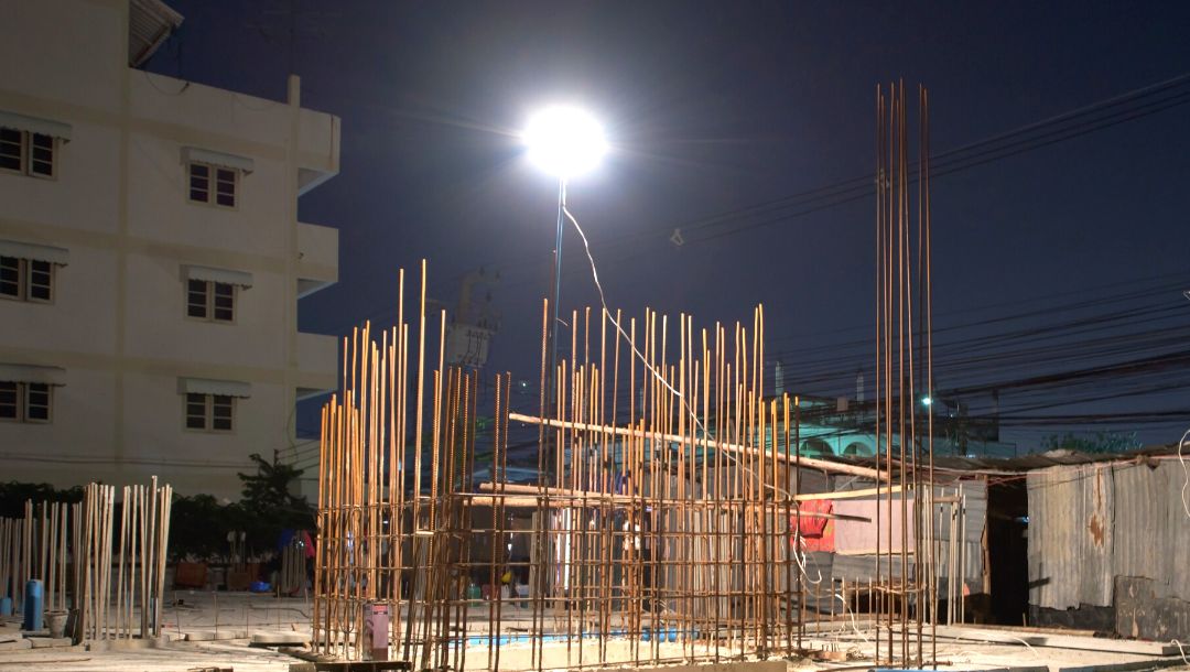 simplelighting_'s tweet image. If you're working in a construction area, you know how important lighting can be. 🚧

With LED site lights, you can provide sufficient task lighting and improve visibility at night. 💡

#simplelighting #simplelightingUK #constructionlights #constructionsite #sitelights