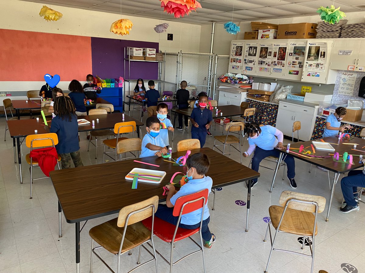 JohnBStanton's tweet photo. Mrs. McAvoy and Ms. Dolan’s class worked on making their own rollercoaster paper sculptures today in Art class. https://t.co/oJkp1BFCj6