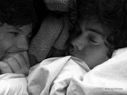 Sara_ricciardii's tweet photo. “Sei rimasto sveglio notti intere a scrivere pagine e pagine sul colore dei miei occhi e sul volermi mostrare quanto è bello il cielo sopra l'Inghilterra... beh, lasciatelo dire Tomlinson... a me di quel cielo non me ne frega un cazzo se non ci sei tu a guardarlo con me.”#Larry https://t.co/bTdFQuvKyD