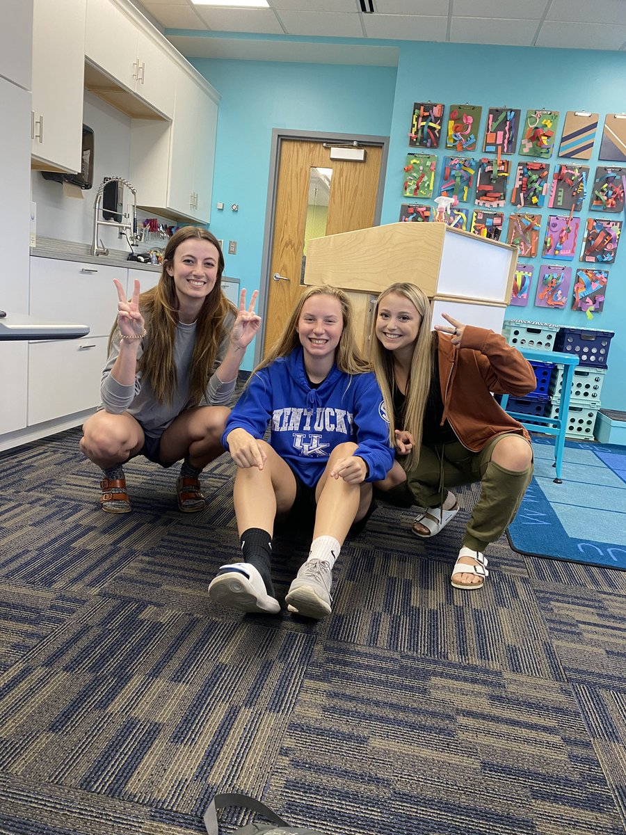 tcbieniewicz's tweet image. Day 2 of spirit week: clash day🤩 #TeacherByTrine #SeniorFSOE