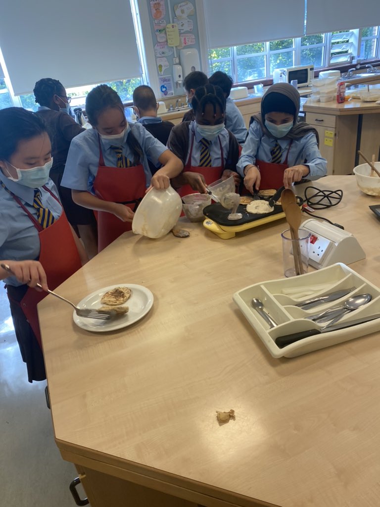MissMcIntyreHE's tweet image. Choc chip &amp;amp; mixed berry pancakes today at cooking club 🥞brilliant team work from everyone! @ndhsglasgow