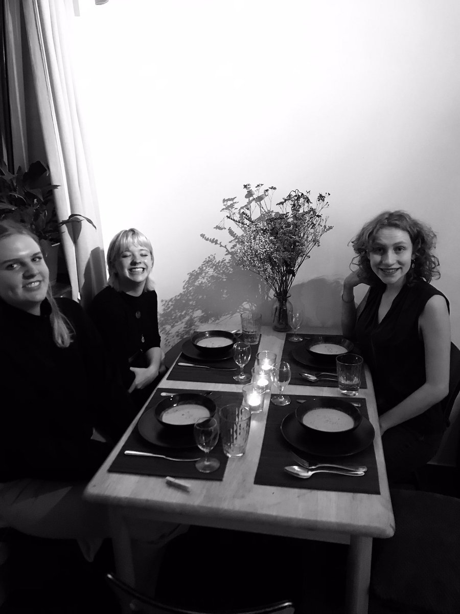 han_n4h's tweet photo. De maand waar ik mijn elleboog brak (of toch niet), 21 werd, genoot van liefjes om mij heen, weer verhuisde en besloot dat nooit meer te doen. https://t.co/xsHAOEaRcO