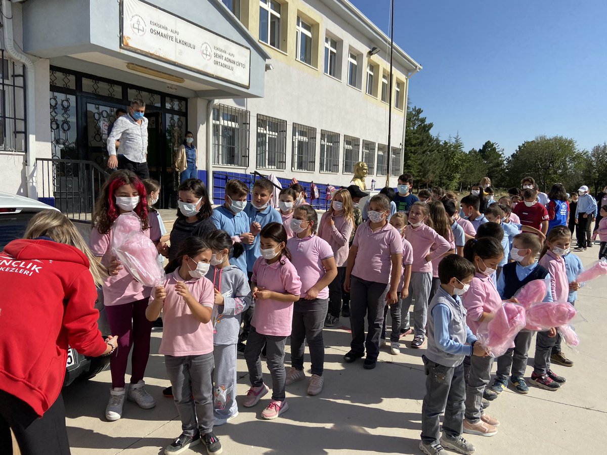 EskisehirGM's tweet photo. #Gençdönüşüm kalem setlerimizi ve pamuk şekerlerimizi okul heyecanını  yaşayan kardeşlerimize  hediye ettik.🎈🎈🎈🥳

#MerkezimHerYerde
#GSBGM https://t.co/rivkJB7X9r
