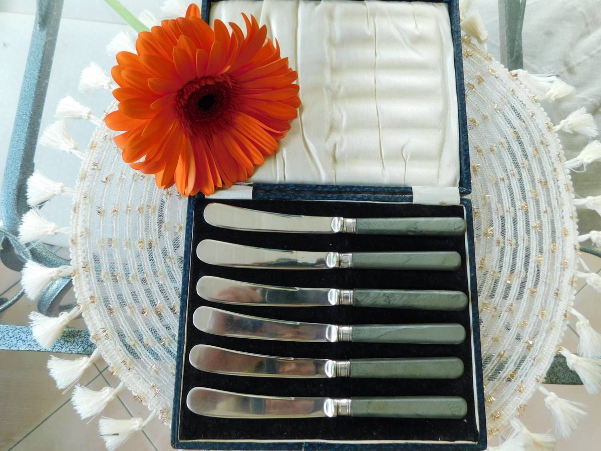 ShopCutlery's tweet photo. I love the grey handles on this Art Deco butter knife set!https://t.co/tQV67O6EXE https://t.co/mUspLkcO0I