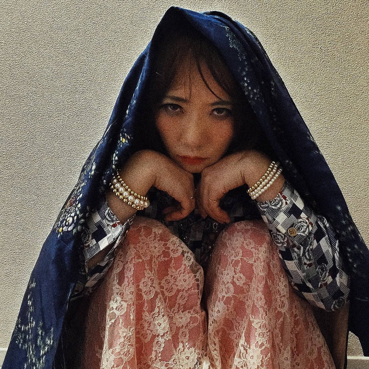 #原作の隣に自分の作品を貼る

最初のコロナ自粛の時にやった…。
宅コスと言うより、絵になりきり。
CDジャケット。

#天使のたまご
#天野義孝
#押井守

三脚自撮り