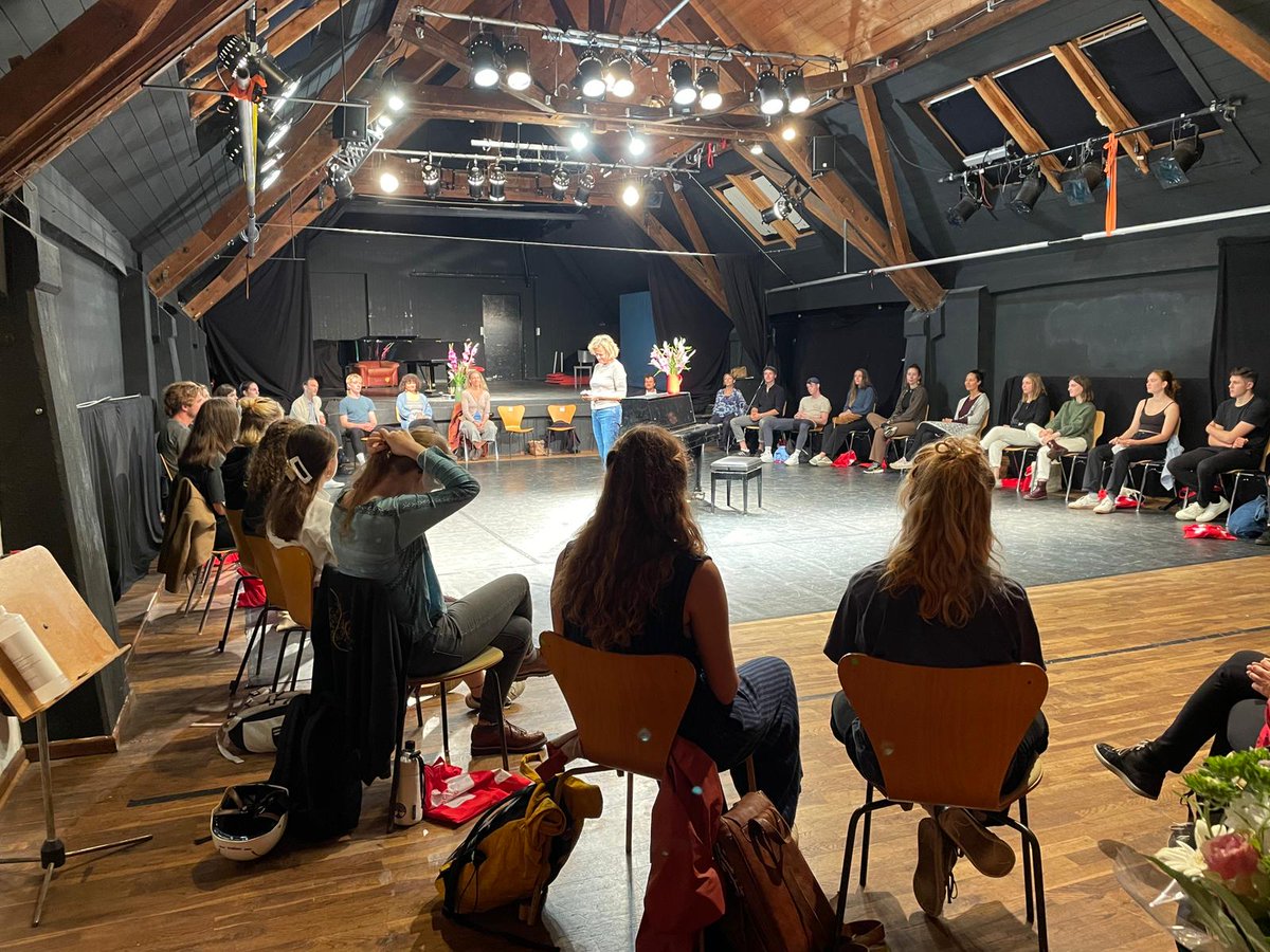 Schauspiel's tweet photo. Unsere neuen Ersties sind da! Die neuen Bachelor-Studiengänge WIRTSCHAFT & SCHAUSPIEL und PERFORMART sind erstmals gestartet. 👋👩🎓👨🎓 Wir wünschen den Studierenden alles Gute für ihr Studium! 🍀
@wwwalanusedu @Alanus_BWL #alanus #wirtschaft #schauspiel #studium # kunst https://t.co/Fq48UipfV6