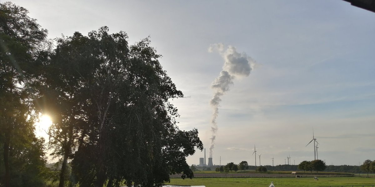 3 Energiequellen auf einem Foto.
#Windrädern stehen still, Private #Photovoltaik zu teuer.
#Kohlekraftwerk läuft...
Bitte tut was in die richtige Richtung. 
<a href="/Die_Gruenen/">BÜNDNIS 90/DIE GRÜNEN</a> <a href="/spdbt/">SPD-Fraktion im Bundestag</a>