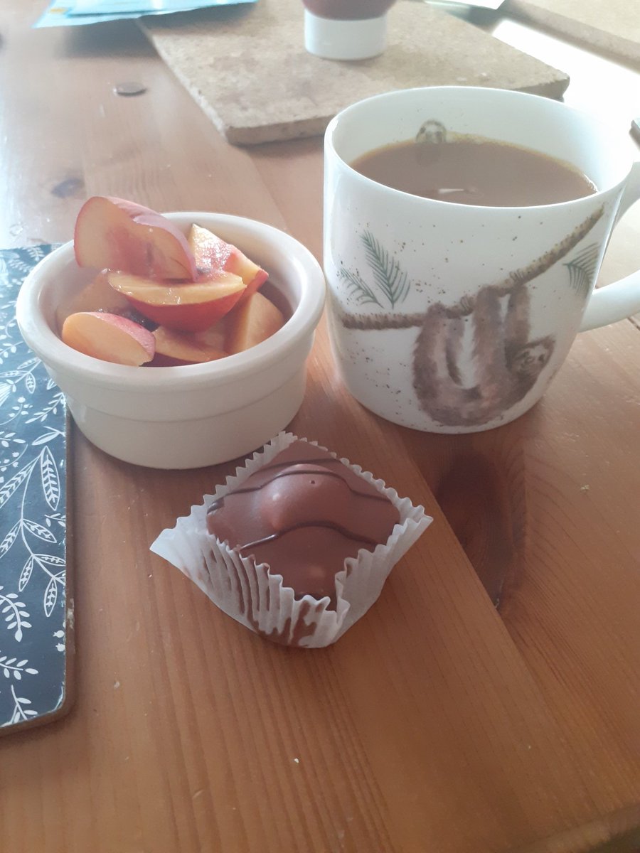 theshortjen's tweet photo. #TeaWithJennie
nectarine, cake, sloth mug
#BTeaL https://t.co/EjJVuPenwo