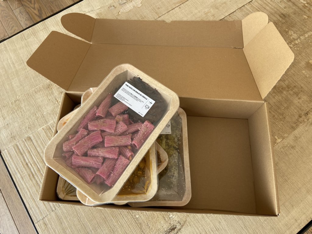 jordievole's tweet photo. Mi amiga @ClaraLago1 está haciendo  campaña para que me haga vegano. Hoy me ha enviado este pack de https://t.co/CztQdm5EWU 
Y lo estoy flipando bastante. Macarrones de remolacha para empezar. ☺️☺️☺️ https://t.co/PssOTXHjGd
