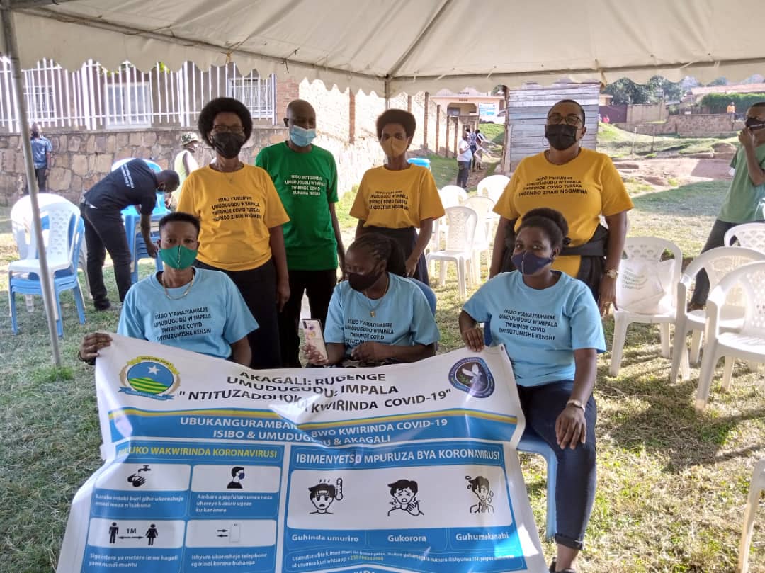 RugengeC's tweet photo. Igikorwa cy'ubukangurambaga @kwirinda no kurwanya Covid-19#Umudugudu w'Impala/Rugenge/Muhima Sector.
@CityofKigali
@Nyarugenge 
@MuhimaSector 
@MuhimaRyvcp https://t.co/Nx0NBxRzXV