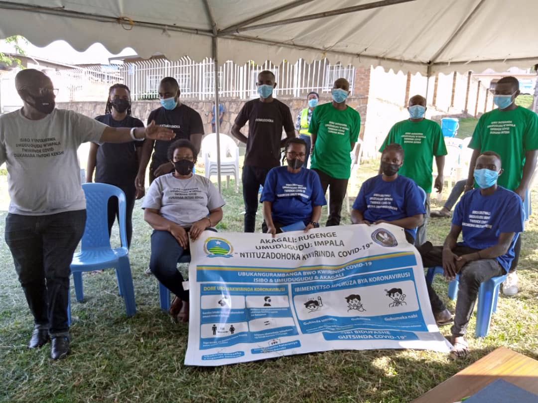 RugengeC's tweet photo. Igikorwa cy'ubukangurambaga @kwirinda no kurwanya Covid-19#Umudugudu w'Impala/Rugenge/Muhima Sector.
@CityofKigali
@Nyarugenge 
@MuhimaSector 
@MuhimaRyvcp https://t.co/Nx0NBxRzXV