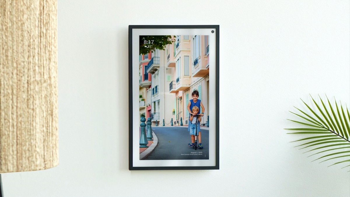 showmetech's tweet image. O Echo Show 15 pode ser pendurado na parede na vertical e funcionar como um quadro ou porta retratos. Ele também reconhece quem está na frente da câmera e mostra informações personalizadas. Ele será vendido por 249,99 dólares nós EUA #amazonevent #echoshow15 #photoframe