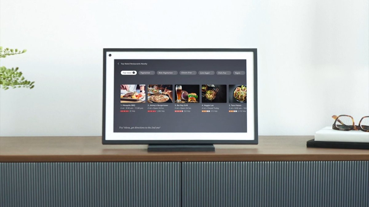 showmetech's tweet image. O Echo Show 15 pode ser pendurado na parede na vertical e funcionar como um quadro ou porta retratos. Ele também reconhece quem está na frente da câmera e mostra informações personalizadas. Ele será vendido por 249,99 dólares nós EUA #amazonevent #echoshow15 #photoframe