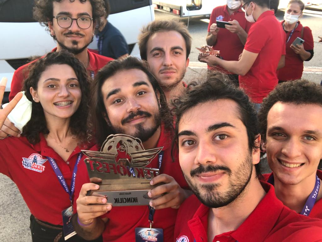 ituapisarge's tweet photo. TEKNOFEST 2021 kapsamında düzenlenen Türksat Model Uydu Yarışması'nı 2. olarak tamamlayan İTÜ Apis AR-Ge 10B ekibimizi kutluyoruz!

Bu zorlu ve yoğun süreçte bizlere destek olan herkese teşekkür ederiz! 🤍 #tmuy2021 #TEKNOFEST2021 @itu1773 #ITUGURUR #ITU1773 https://t.co/2vFmtPrRaK
