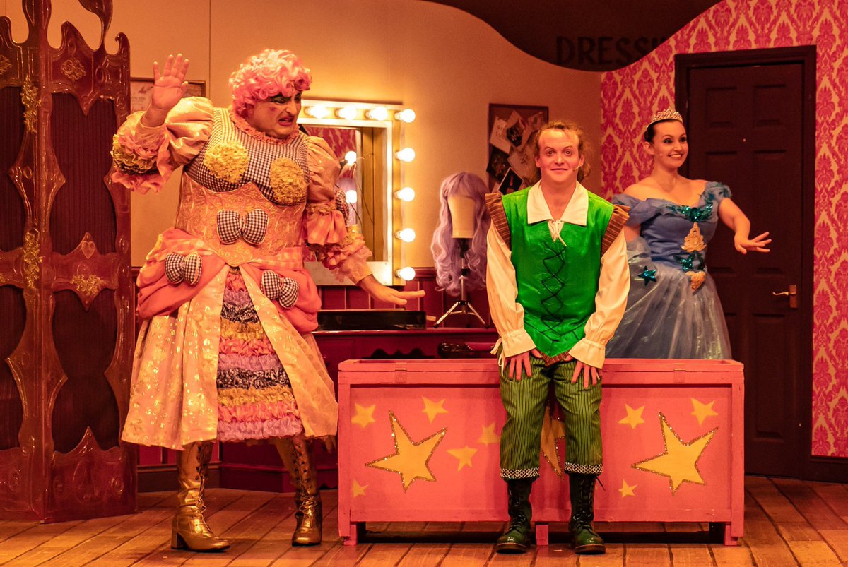 BIG NEWS! A few familiar faces are returning to Winchester for our Christmas panto, Aladdin! 😁🎉

theatreroyalwinchester.co.uk/news/panto-fav…

#panto #pantomime @libbygore