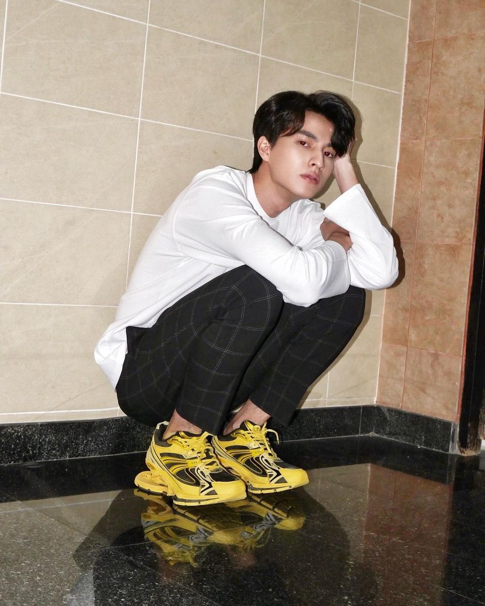 moonmilktea's tweet photo. #GULFigs | can't believe i missed the gulf x Balenciaga 😭 he and his favorite pants (with different color) 😂 https://t.co/CGqYQGsuuH