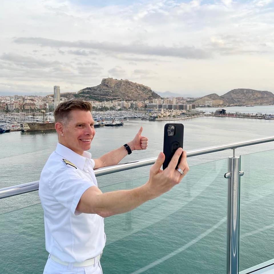 TUIGroup's tweet photo. Exciting news from @tuicruises 🛳

We are once again offering individual shore leave in #Spain and #France.

Mein Schiff 2 Captain Tom Roth has already given the go-ahead for individual shore leave in Alicante. Check out the first snapshots from the Costa Blanca and Andalusia. 📸 https://t.co/zOWNMPh7ex