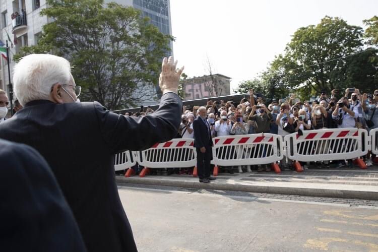 lloucin's tweet photo. È stato inaugurato stamane a #Pescara, nel centro città, l’#ImagoMuseum,1200 mq di esposizione d’arte contemporanea alla presenza di #Mattarella.
Visita di 10 minuti,un saluto con la mano alla folla che lo acclamava x salutarlo da vicino e via!
Presidente, se non aveva tempo.. https://t.co/UWJfqFVoYG