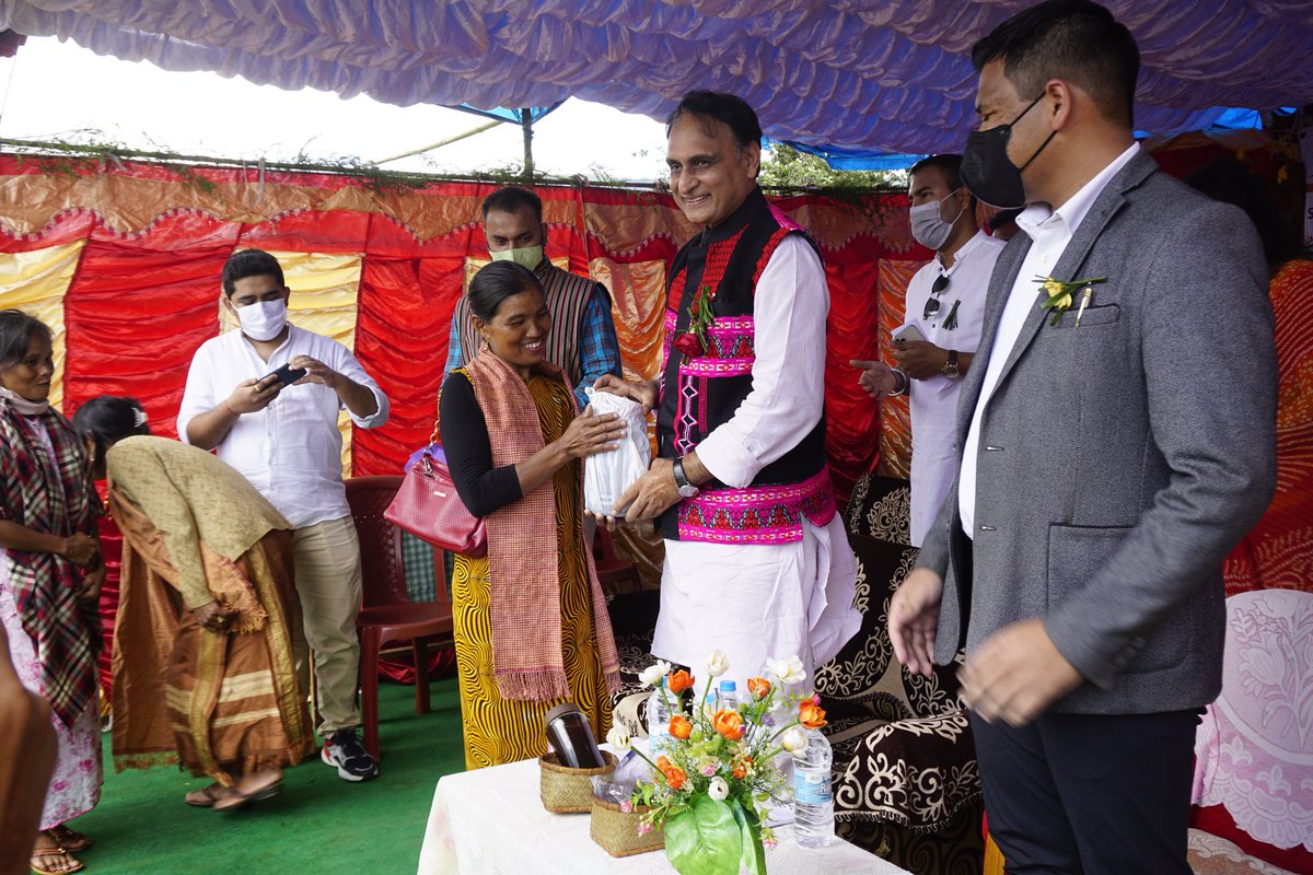 RothellKhongsi1's tweet photo. Villagers gave their token of love to Prof @RakeshSinha01 ,this is love and affection which our villagers shown to him @BijitKhongsit @SangmaConrad @narendramodi  @PMOIndia @jipsonroy https://t.co/Qq0wE0902C