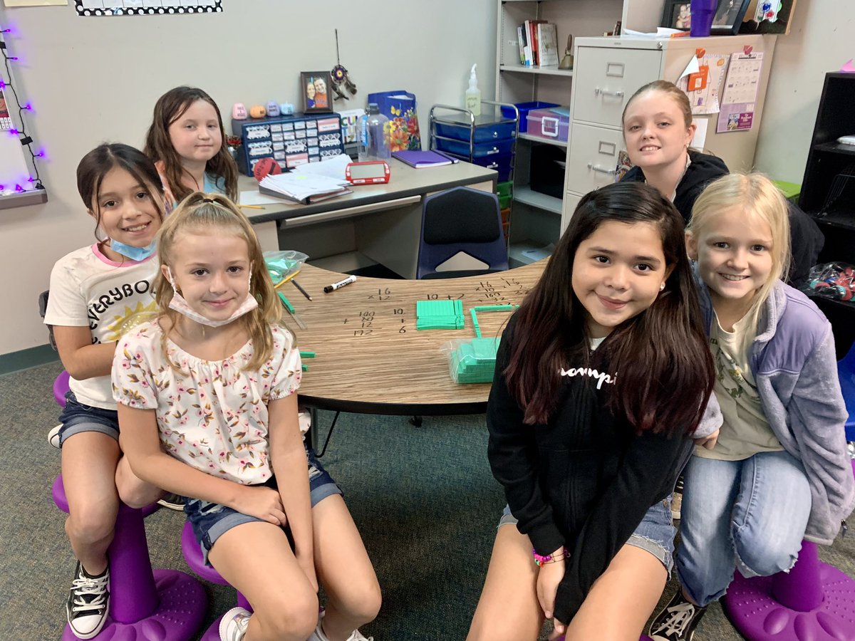 vejohnson18's tweet photo. I can multiply using area models (4.4C) 🖤 #WISDmeador #4thmath @candytylerhudak https://t.co/TL1WGrfNAo