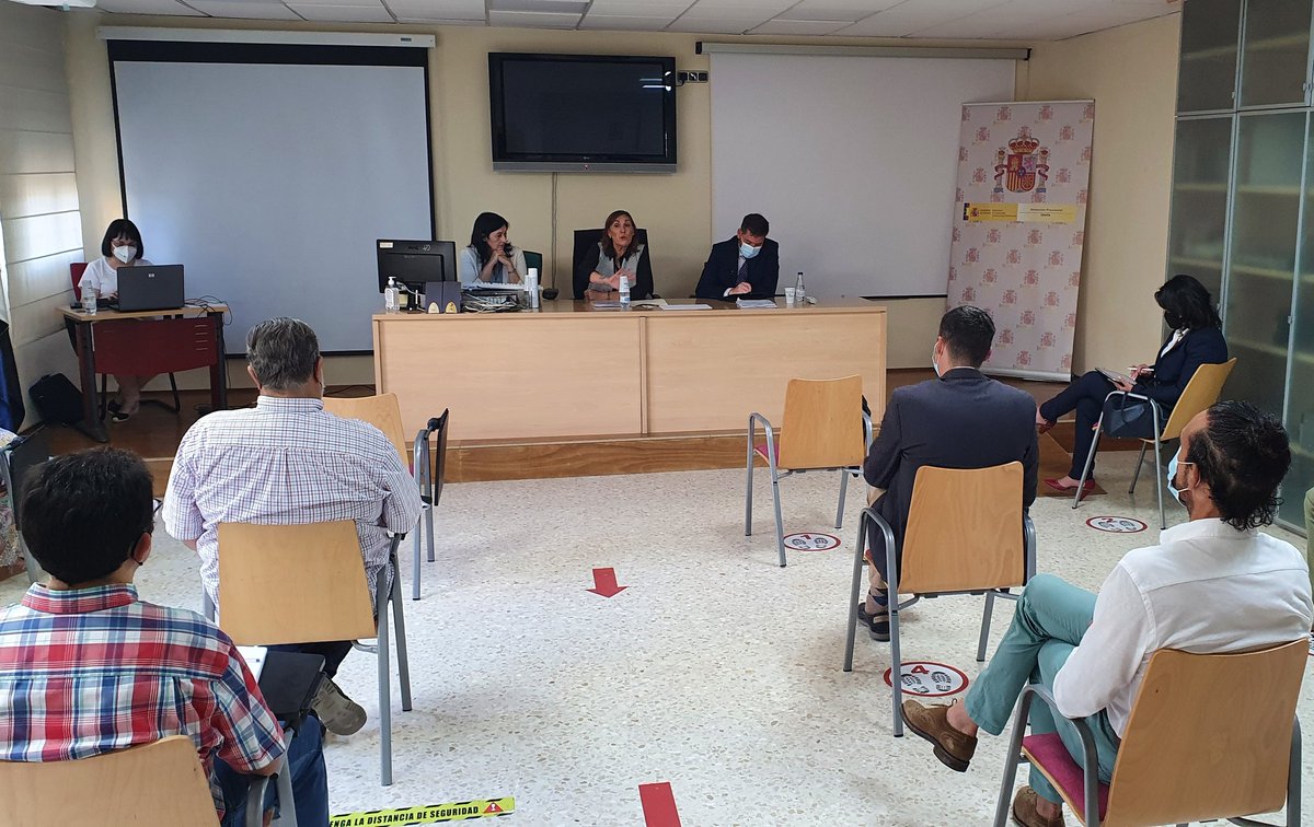 ClaraSanzL's tweet photo. El diseño de la oferta formativa adaptada al tejido productivo, la acreditación de competencias, la creación de aulas de emprendimiento y de innovación son algunas de las actuaciones que he abordado hoy con docentes, agentes sociales, empresas y entidades de Ceuta. #MasFP #LeyFP https://t.co/b1poUkkx5d