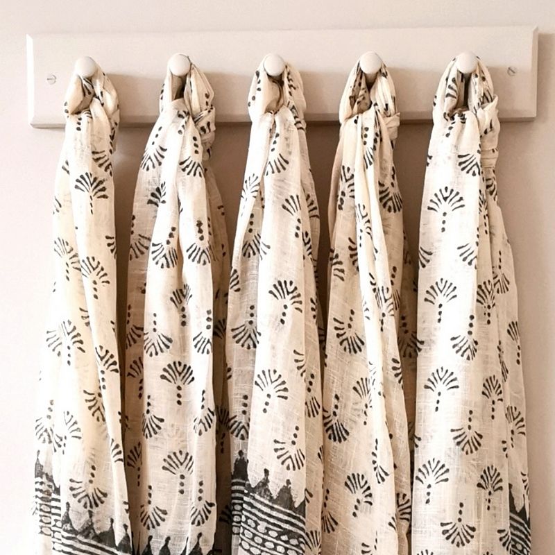 Our beautiful pure cotton scarves and sarongs are hand block printed by master craftsmen in Jaipur. This exquisite skill is passed down from father and son, through the generations. cinnamonjunction.com/product-catego…
#SlowFashion #EthicalFashion #WhoMadeMyClothes