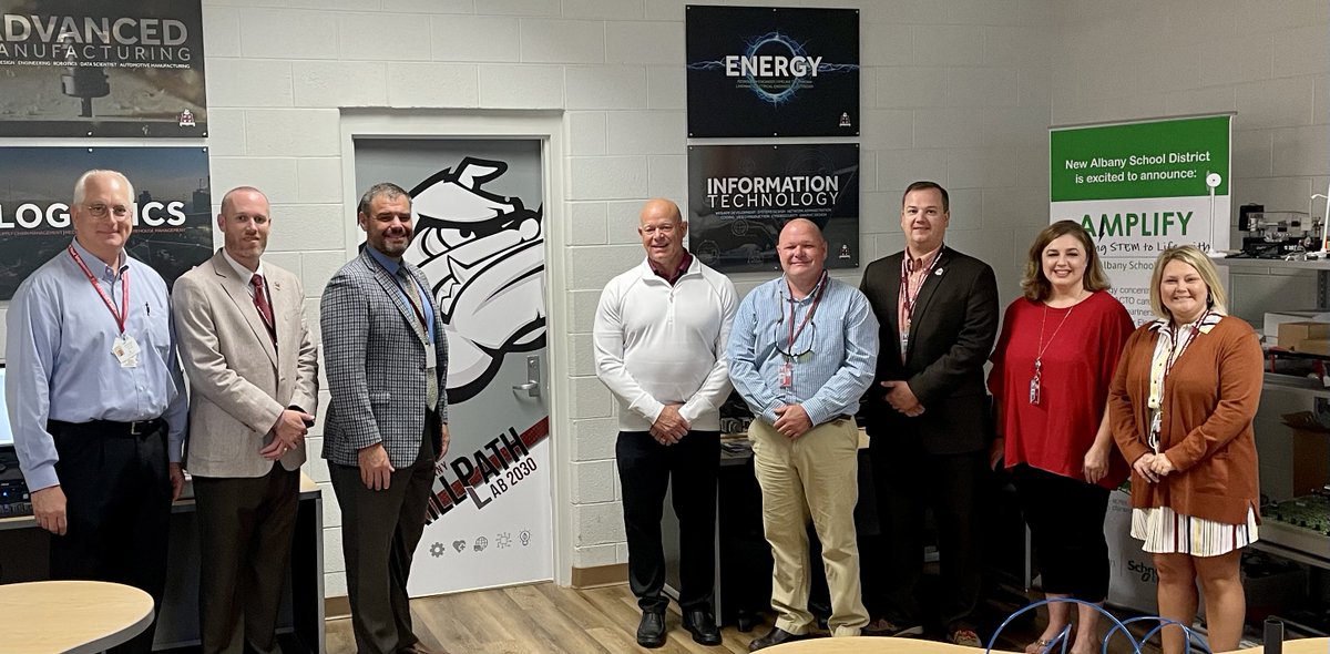 naschoolupdates's tweet image. President @gregg_wieczorek of @NASSP made a stop in the New Albany Schools today as part of the Leading Forward: Listening &amp;amp; Learning Tour. During his visit, he learned about our internship program &amp;amp; toured the Imagine Lab at NAMS &amp;amp; the SkillPath 2030 Lab at NAHS.  @levansNASD