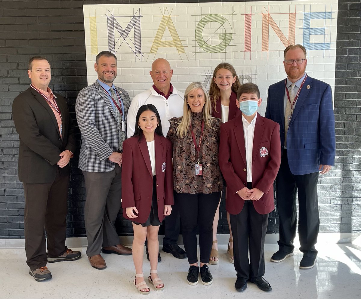 naschoolupdates's tweet image. President @gregg_wieczorek of @NASSP made a stop in the New Albany Schools today as part of the Leading Forward: Listening &amp;amp; Learning Tour. During his visit, he learned about our internship program &amp;amp; toured the Imagine Lab at NAMS &amp;amp; the SkillPath 2030 Lab at NAHS.  @levansNASD