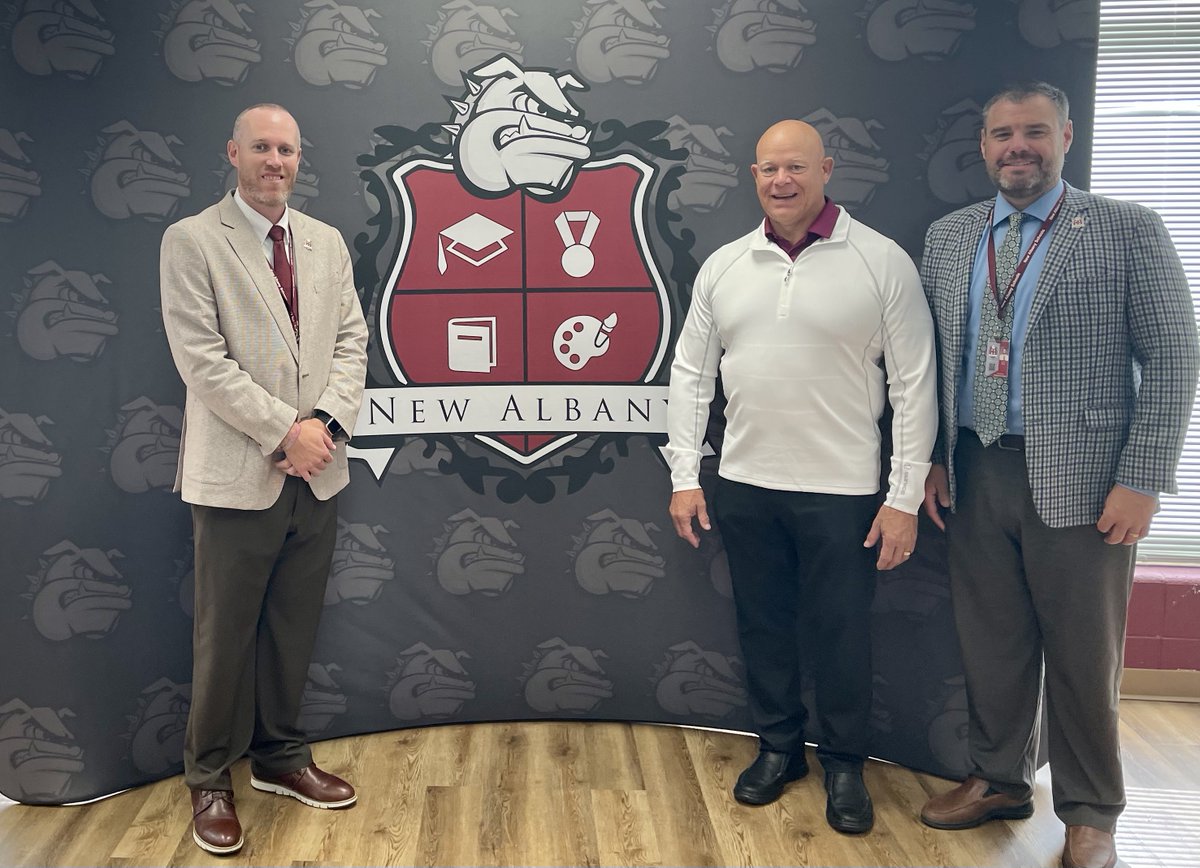 naschoolupdates's tweet image. President @gregg_wieczorek of @NASSP made a stop in the New Albany Schools today as part of the Leading Forward: Listening &amp;amp; Learning Tour. During his visit, he learned about our internship program &amp;amp; toured the Imagine Lab at NAMS &amp;amp; the SkillPath 2030 Lab at NAHS.  @levansNASD