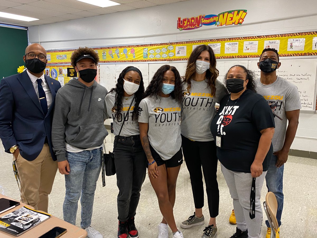 SLPS_INFO's tweet photo. .@Mizzou athletics director @DRFrancois1 and a group of student athletes talking to Yeatman Middle 6th graders about college and health care professions!  Maybe some future Tigers in the room? https://t.co/ABhDYeXrkj