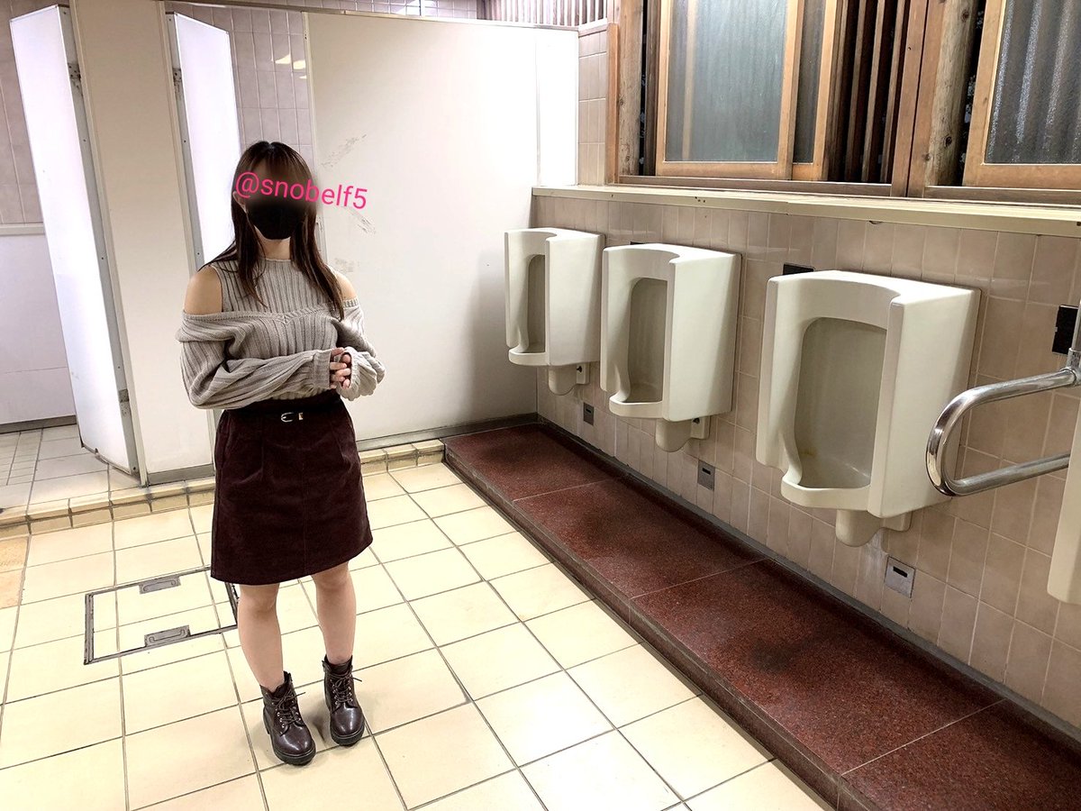あれ、なんで男子トイレに女の子が...？