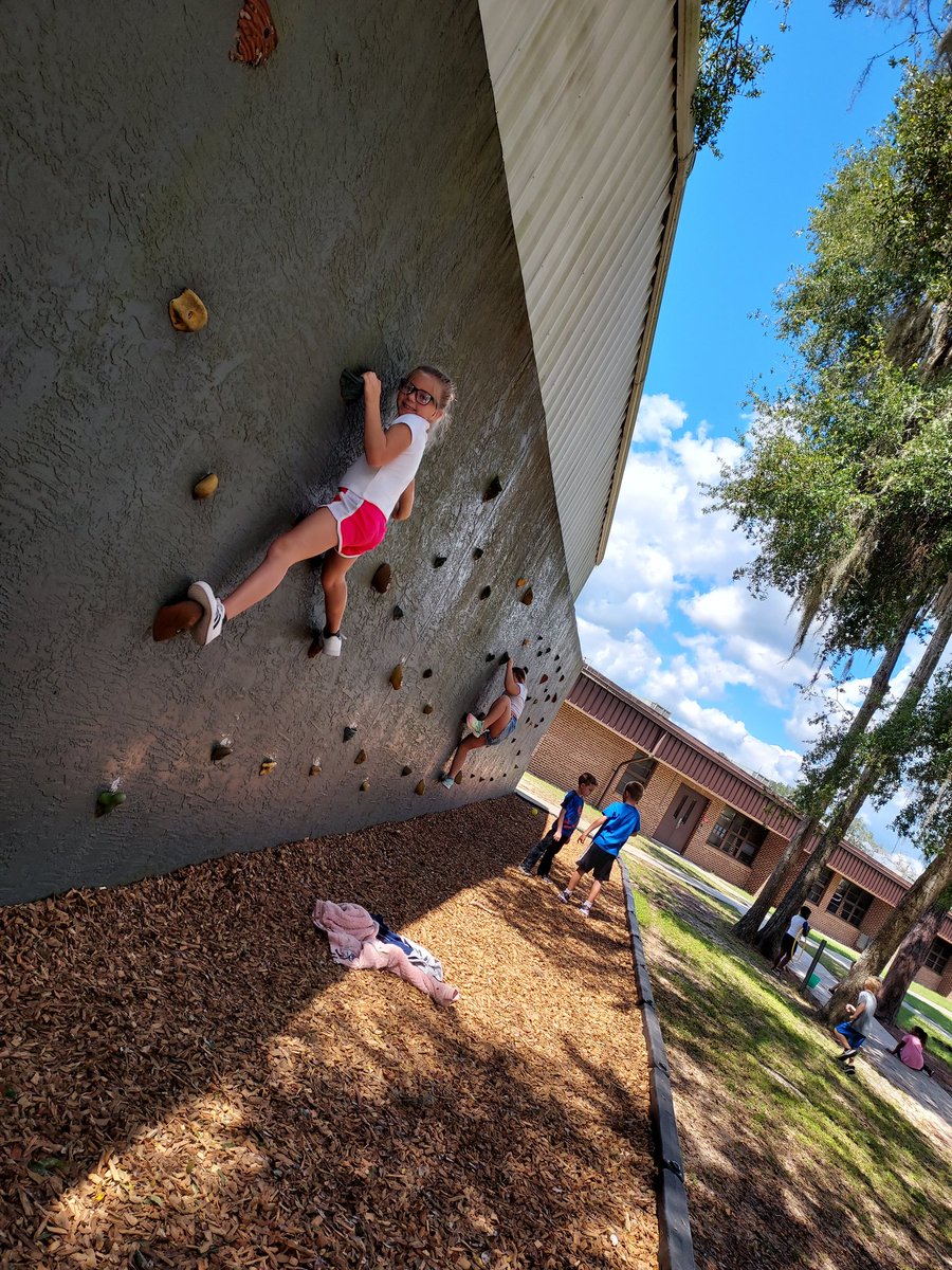 DawnRammFirstGr's tweet photo. Gorgeous day for some playtime with friends at recess! 🌞
@kyle_jaecks 
#educatinghornets https://t.co/f2VCIOZ8ZC