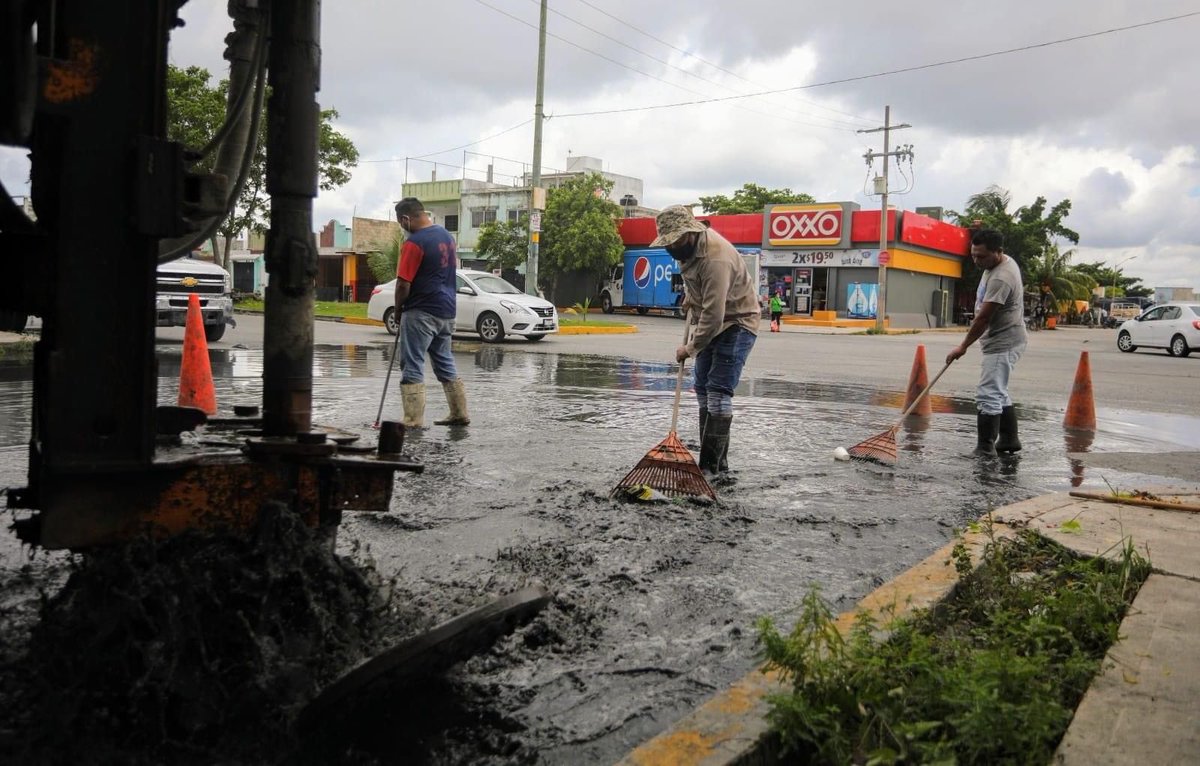 AytoCancun's tweet photo. Nuestras #BrigadasPorCancún continúan realizando acciones preventivas.

Esta mañana se realiza desazolve de pozo, en la #SM200 sobre Av. Leona Vicario y Av. Hacienda de Cuzamá.🚧👷🏻‍♂️

¡Mantener a #CancúnLimpio es responsabilidad de todos!♻️🌎
#ConHechosTransformamos https://t.co/eZvjdCeGVb