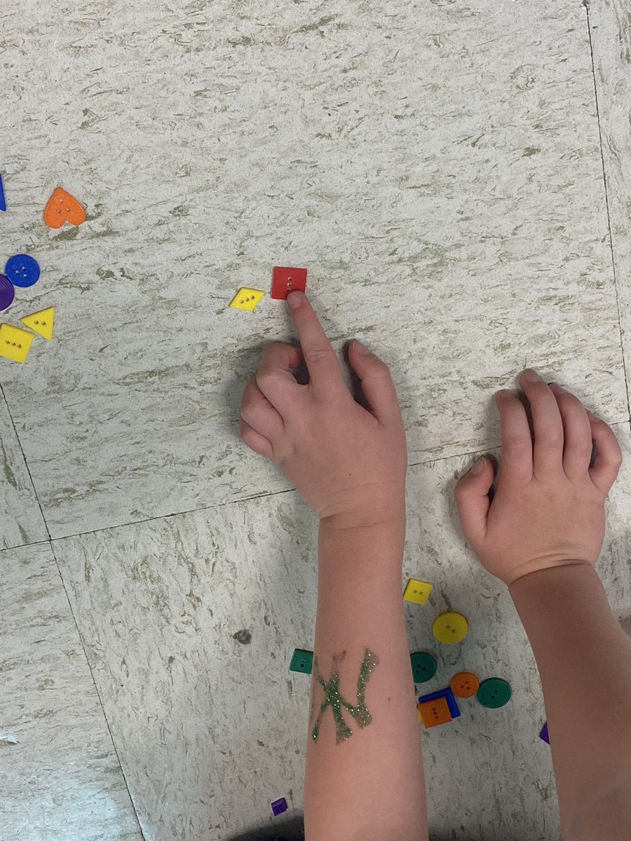 CFrascadore3's tweet photo. …learning attributes of buttons and finding ways to match them up! We decided to challenge ourselves after first pairing the buttons to match three and four buttons based on what they had in common! #willardpride @willardschool https://t.co/meuYIO1Qc5