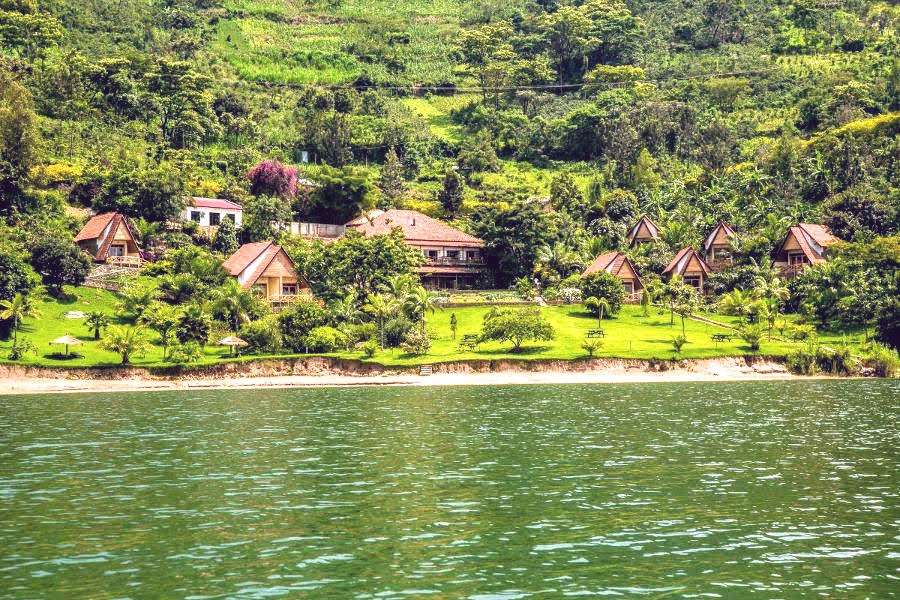 showMeRwanda's tweet photo. This is one of our favorite spots at Lake Kivu. An ideal climate, the perfect amount of #sunshine, a relaxing lake and rolling green hills. A case of #serenity in an unspoilt nature. Explore this beauty with a stay at Paradise Kivu #VisitRwanda #TravelRwanda #ParadiseKivu https://t.co/cEP9CHDxYU