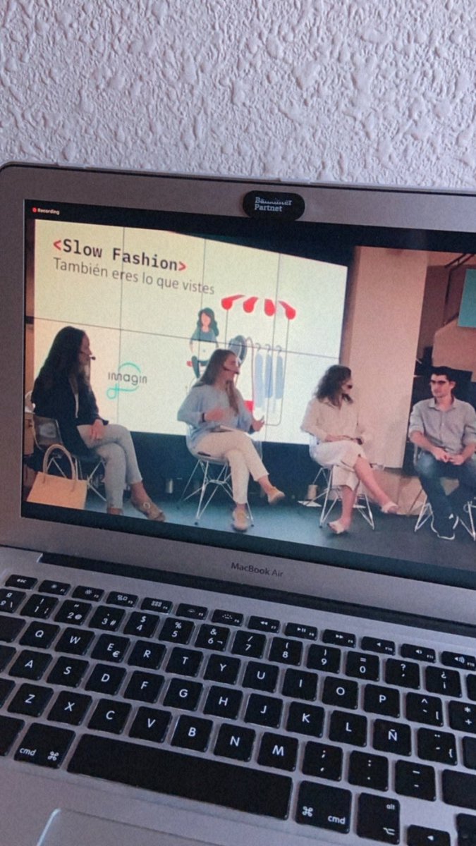 MontseCecilia's tweet photo. Slow Fashion: También eres lo que vistes. 👗 Evento híbrido organizado por @ISDI_edu e Imagin Café. Mesa redonda con @bcomeconscious y @ClotsyBrand Siempre aprendiendo. ✨ #SlowFashion #SustainableFashion #FashionIndustry #SocialImpact https://t.co/gKFn3CXFOV