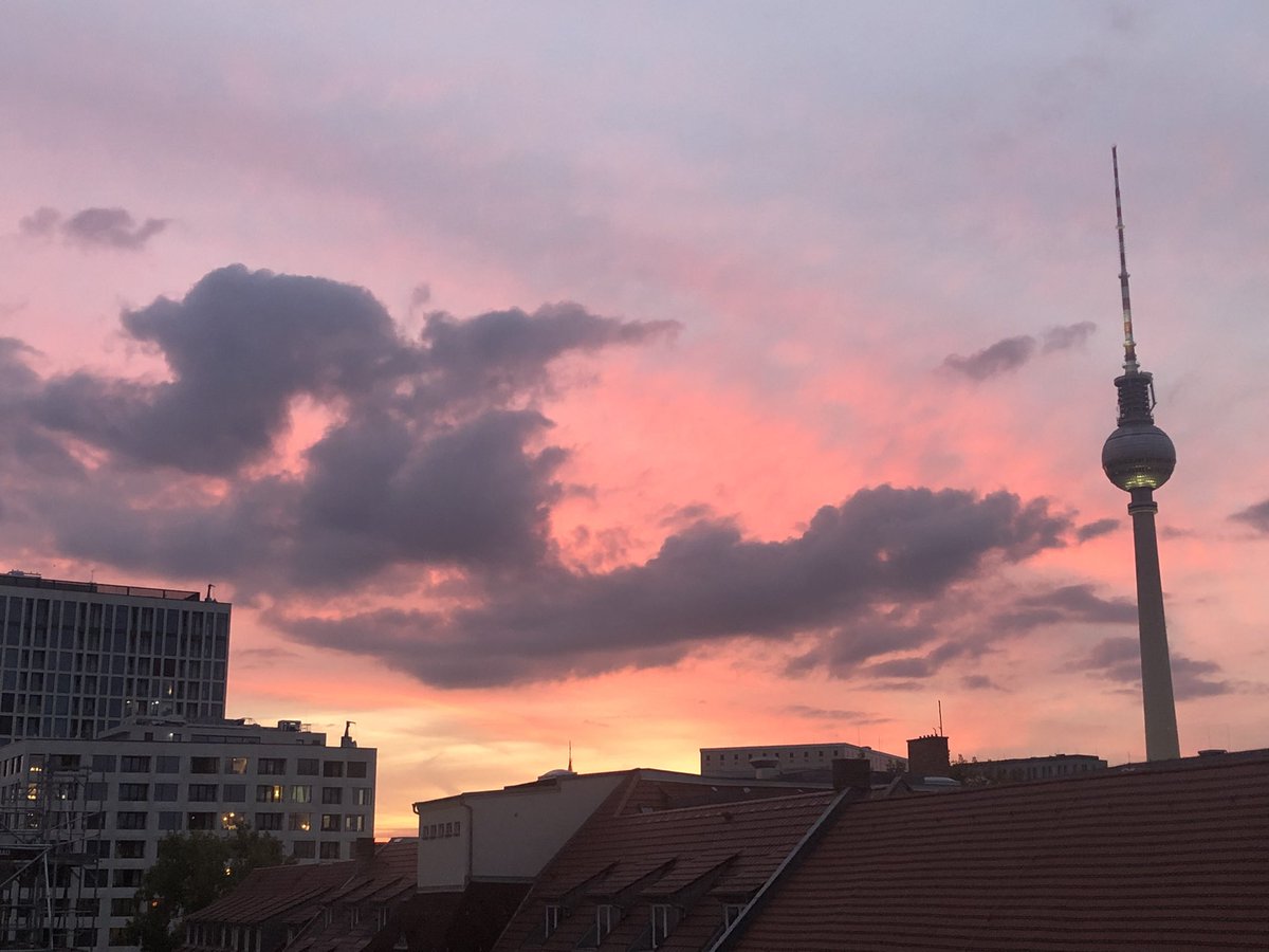 keylings's tweet photo. This picture doesn't even do justice to the colorful sky there is right now. #Berlinsky https://t.co/lZZKomVMJC