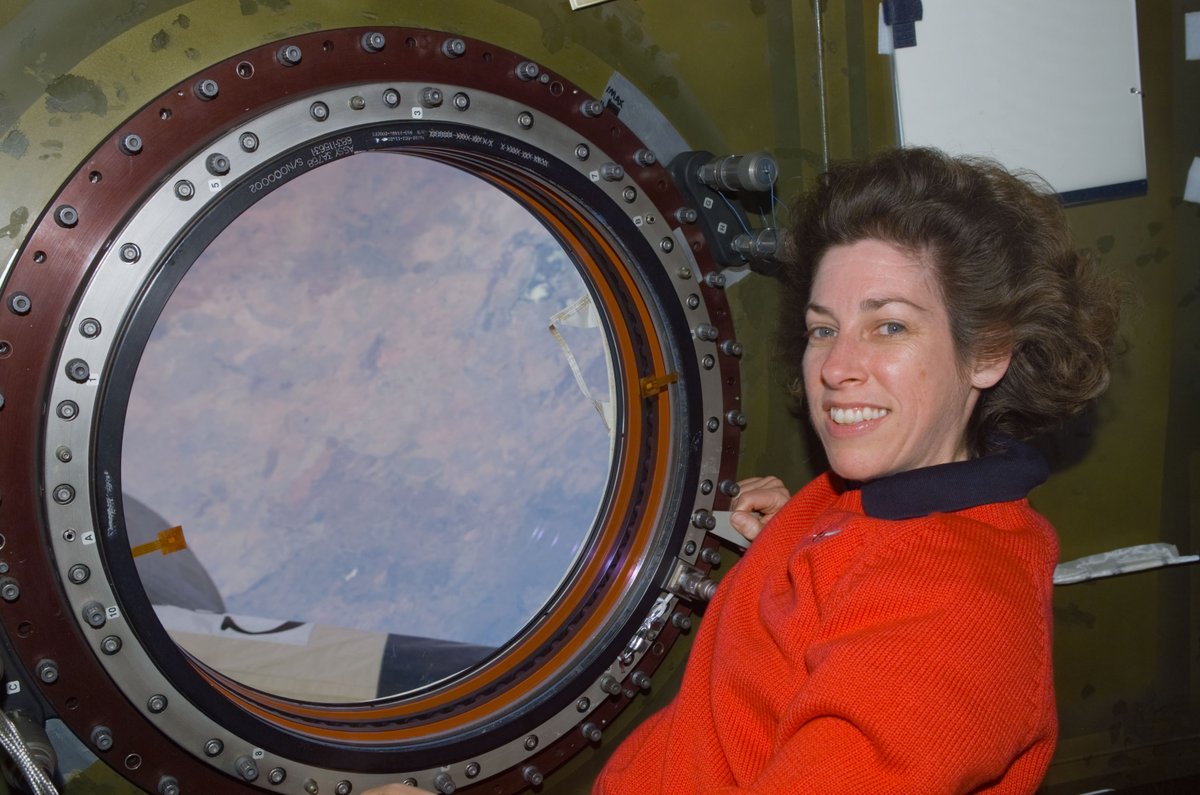 NASAhistory's tweet photo. Happy #HispanicHeritageMonth! Did you know - Ellen Ochoa was the first Hispanic woman to fly to space and logged nearly 1,000 hours over 4 spaceflights! She also served as the 11th director of @NASA_Johnson. 

Fun fact: She plays the flute!

Oral history: https://t.co/MZfomJgl7e https://t.co/UV8zNh3QwK