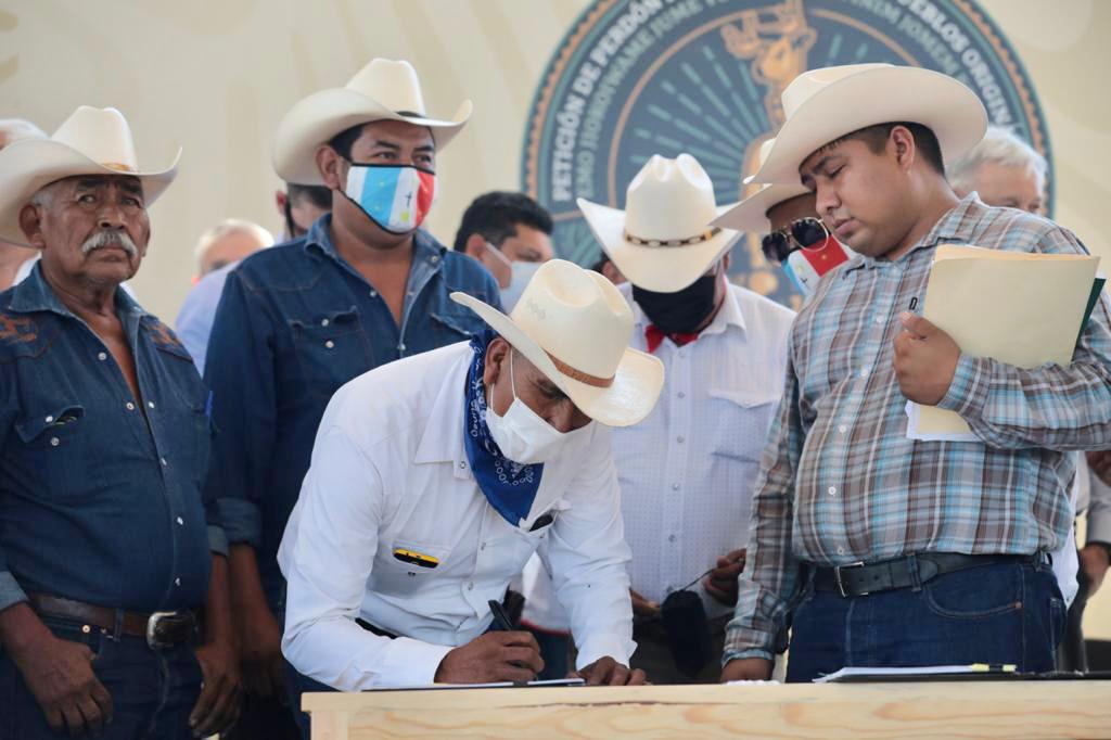 SEDATU México (@sedatu_mx) on Twitter photo #Boletín
Sedatu reivindica deuda histórica a #PueblosYaquis con vivienda, tierra e infraestructura social: <a href="/MeyerFalcon/">Román Meyer Falcón</a>.
Más 2 mil 900 hectáreas fueron resarcidas a la comunidad indígena para que sean parte de su patrimonio territorial.
Entérate aquí: gob.mx/sedatu/prensa/… #Boletín
Sedatu reivindica deuda histórica a #PueblosYaquis con vivienda, tierra e infraestructura social: <a href="/MeyerFalcon/">Román Meyer Falcón</a>.
Más 2 mil 900 hectáreas fueron resarcidas a la comunidad indígena para que sean parte de su patrimonio territorial.
Entérate aquí: gob.mx/sedatu/prensa/…